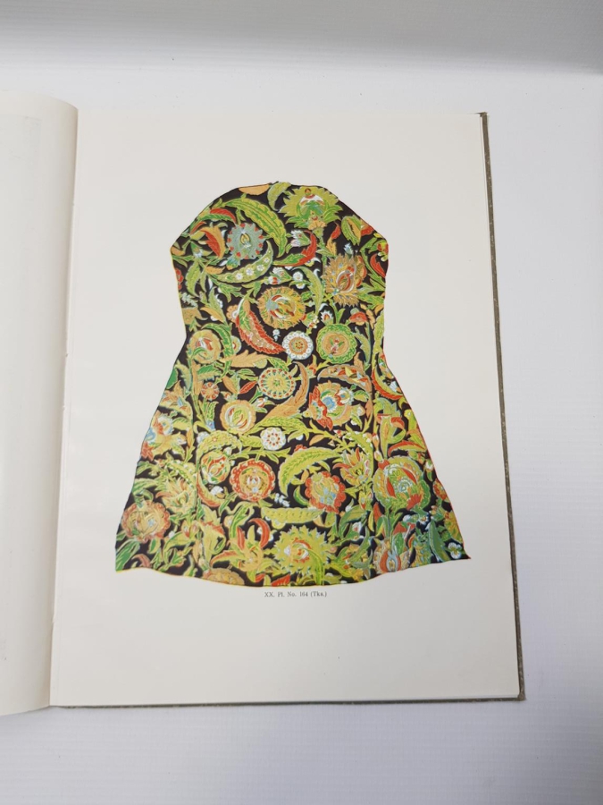 1946 TÜRK KUMAŞ VE KADİFELERİ KİTABI