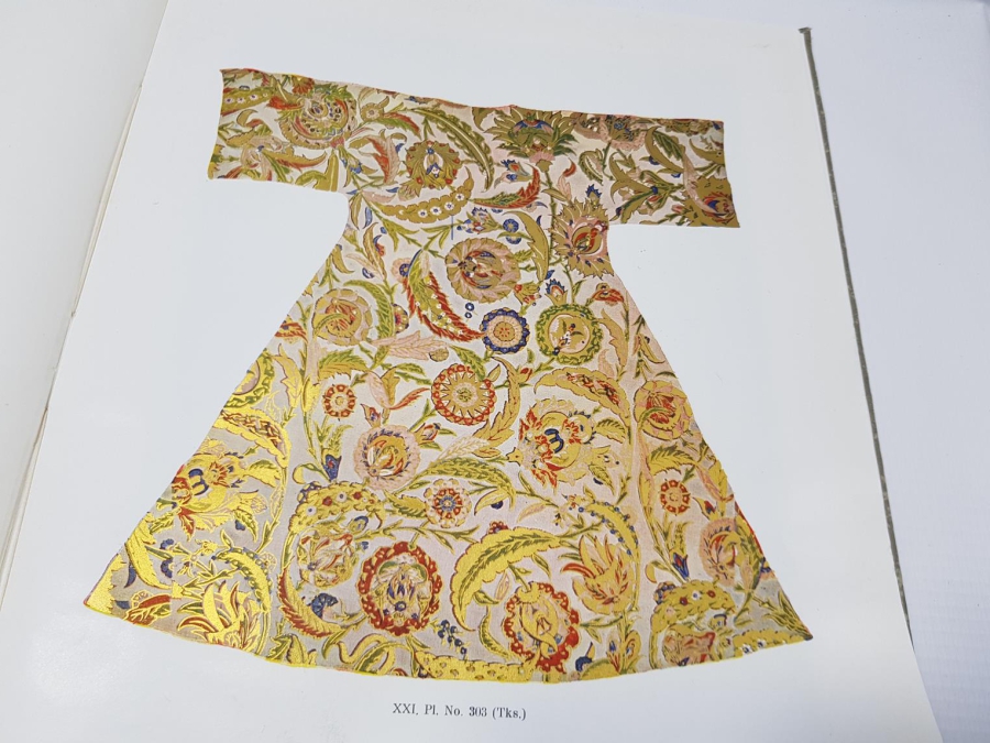 1946 TÜRK KUMAŞ VE KADİFELERİ KİTABI