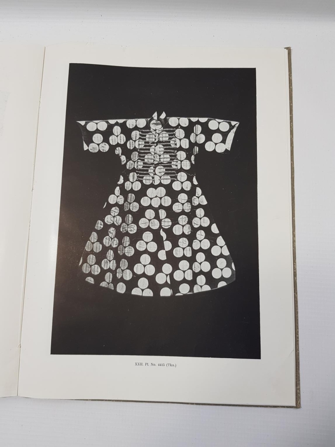 1946 TÜRK KUMAŞ VE KADİFELERİ KİTABI