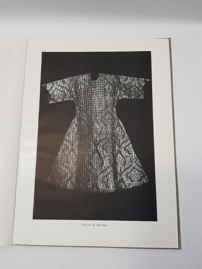 1946 TÜRK KUMAŞ VE KADİFELERİ KİTABI