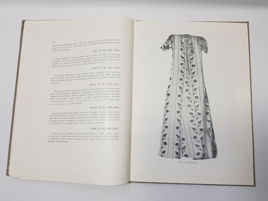 1946 TÜRK KUMAŞ VE KADİFELERİ KİTABI