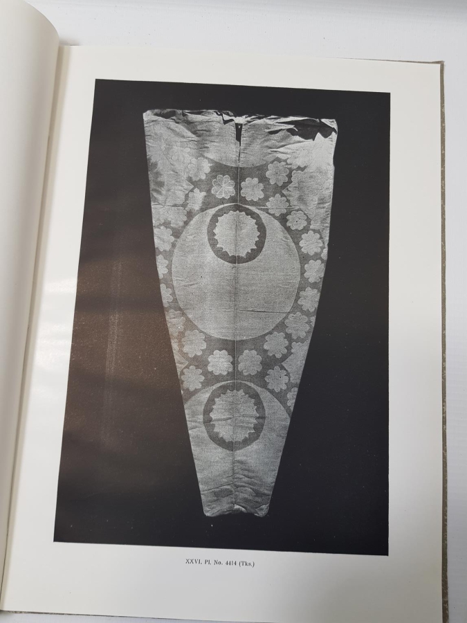 1946 TÜRK KUMAŞ VE KADİFELERİ KİTABI