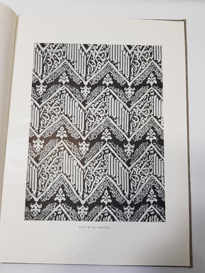 1946 TÜRK KUMAŞ VE KADİFELERİ KİTABI