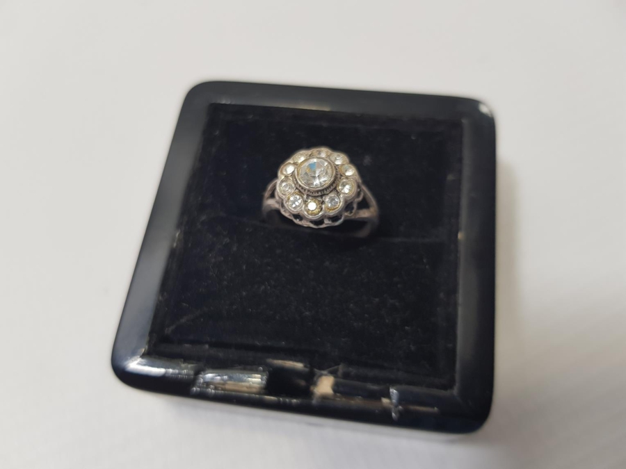 ZİRKON TAŞLI GÜL MODEL GÜMÜŞ YÜZÜK