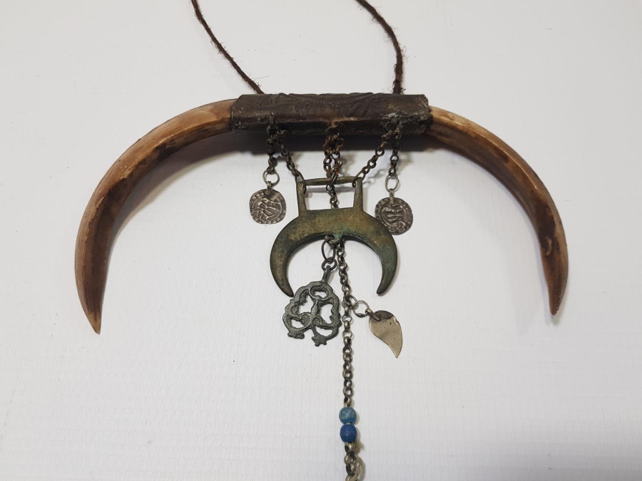 OSMANLI DÖNEMİ ŞAMAN İŞİ ÇOK NADİR HİLAL FORMLU DOMUZ DİŞİ AT SÜSÜ