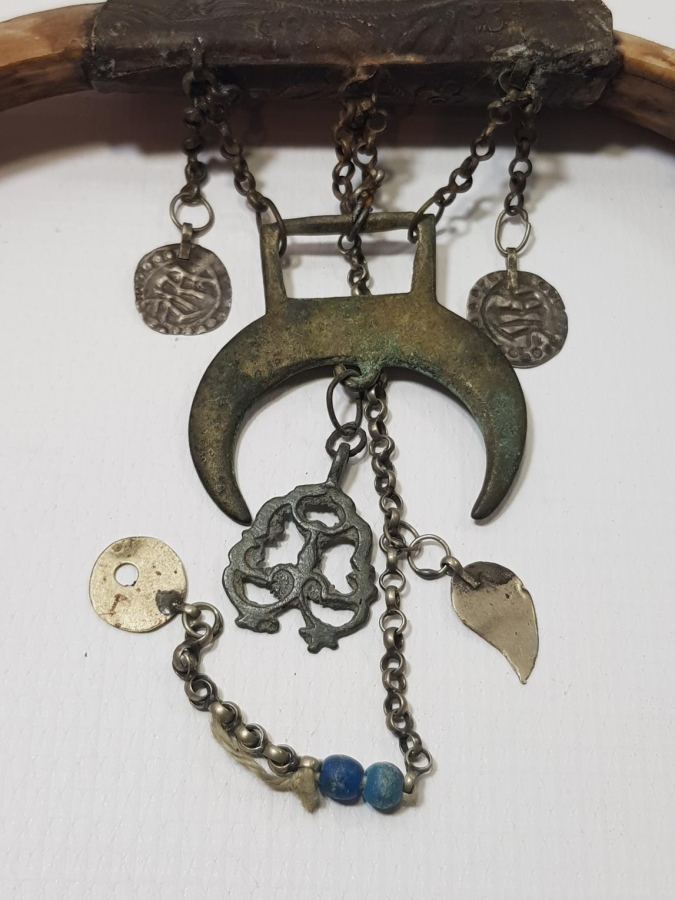 OSMANLI DÖNEMİ ŞAMAN İŞİ ÇOK NADİR HİLAL FORMLU DOMUZ DİŞİ AT SÜSÜ