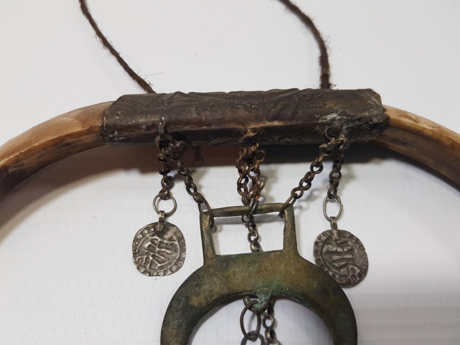 OSMANLI DÖNEMİ ŞAMAN İŞİ ÇOK NADİR HİLAL FORMLU DOMUZ DİŞİ AT SÜSÜ