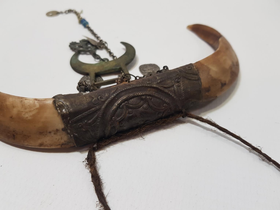 OSMANLI DÖNEMİ ŞAMAN İŞİ ÇOK NADİR HİLAL FORMLU DOMUZ DİŞİ AT SÜSÜ