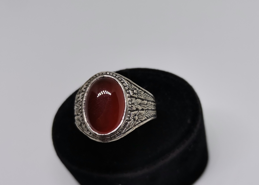 AKİK TAŞLI VE KABARTMA İŞÇİLİKLİ GÜMÜŞ YÜZÜK