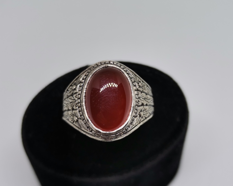 AKİK TAŞLI VE KABARTMA İŞÇİLİKLİ GÜMÜŞ YÜZÜK