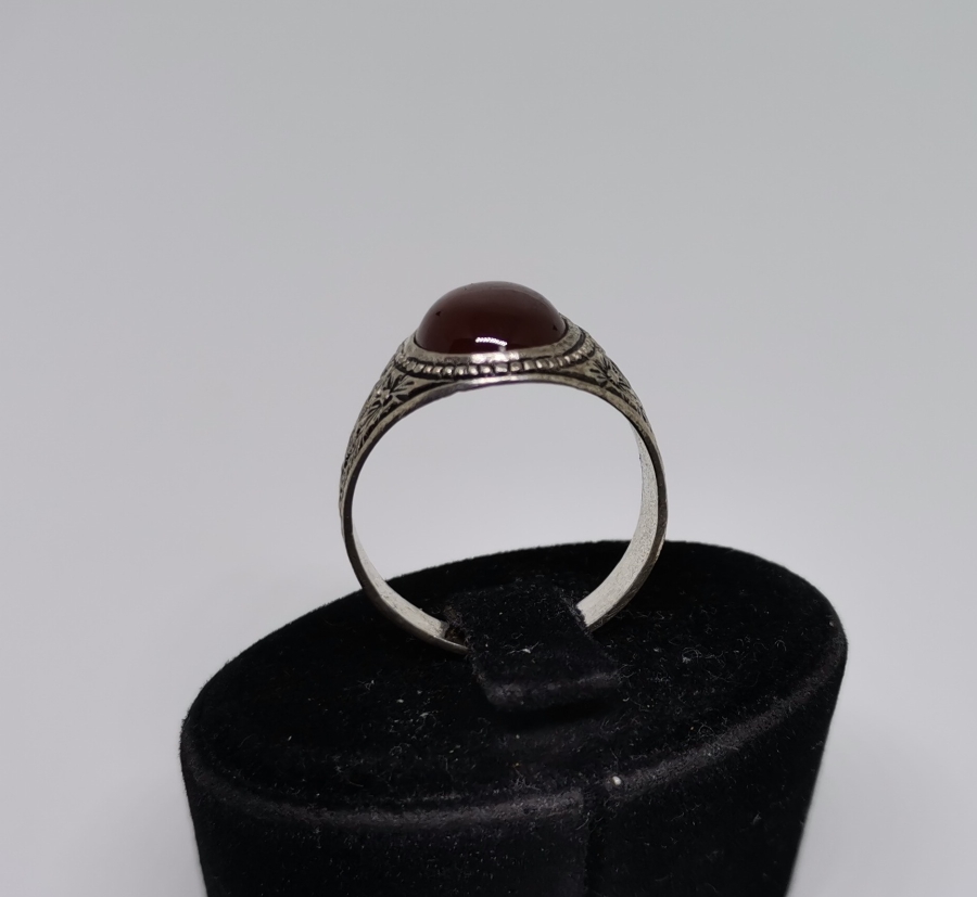 AKİK TAŞLI VE KABARTMA İŞÇİLİKLİ GÜMÜŞ YÜZÜK