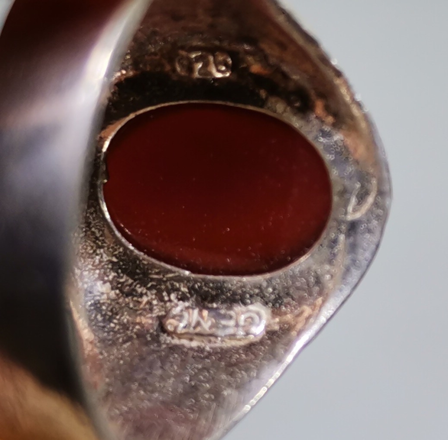 AKİK TAŞLI VE KABARTMA İŞÇİLİKLİ GÜMÜŞ YÜZÜK