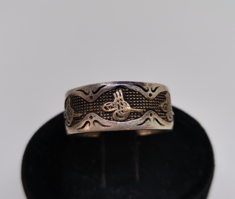 ÜZERİ TUĞRA FİGÜRLÜ GÜMÜŞ ALYANS YÜZÜK