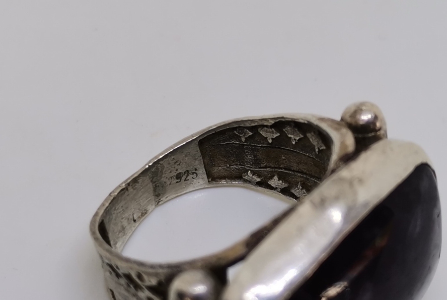 ÜZERİ DOĞAL TAŞLI ÖZEL YAPIM ANTİKA GÜMÜŞ YÜZÜK