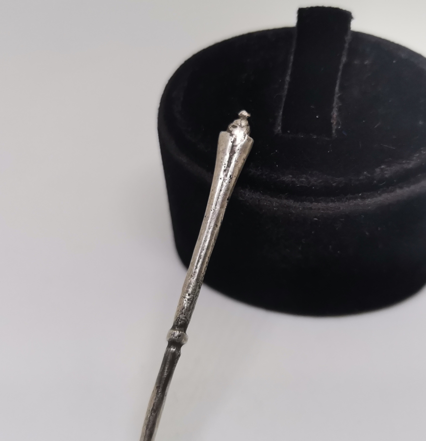 ÜST KISMI LALE FORMUNDA OSMANLI DÖNEMİ GÜMÜŞ İĞNE