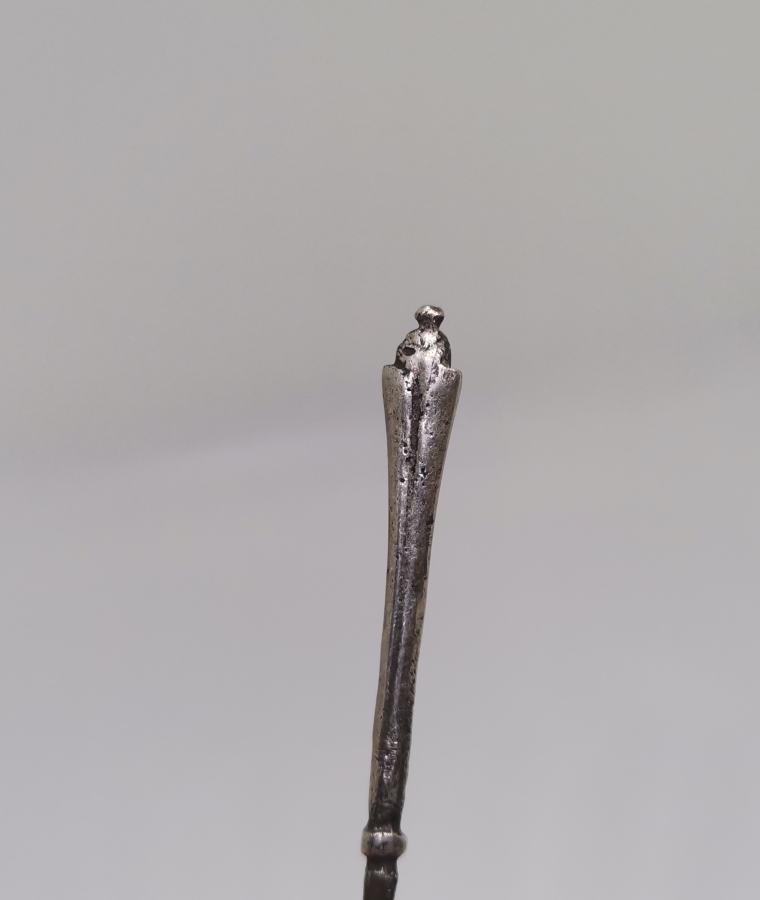 ÜST KISMI LALE FORMUNDA OSMANLI DÖNEMİ GÜMÜŞ İĞNE