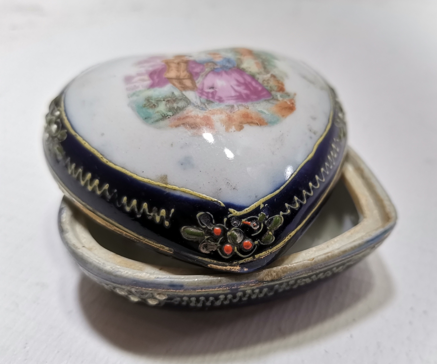 ÜZERİ MİNE İŞÇİLİKLİ NADİR FORMDA ANTİKA İNGİLİZ PORSELEN KAPAKLI MÜCEVHER KUTUSU