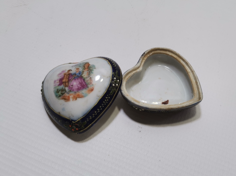 ÜZERİ MİNE İŞÇİLİKLİ NADİR FORMDA ANTİKA İNGİLİZ PORSELEN KAPAKLI MÜCEVHER KUTUSU