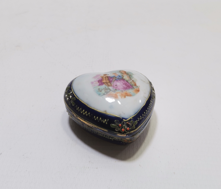 ÜZERİ MİNE İŞÇİLİKLİ NADİR FORMDA ANTİKA İNGİLİZ PORSELEN KAPAKLI MÜCEVHER KUTUSU