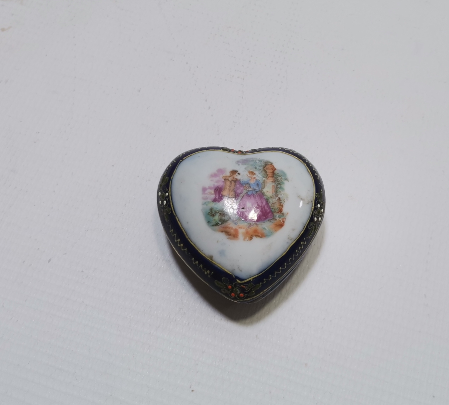 ÜZERİ MİNE İŞÇİLİKLİ NADİR FORMDA ANTİKA İNGİLİZ PORSELEN KAPAKLI MÜCEVHER KUTUSU