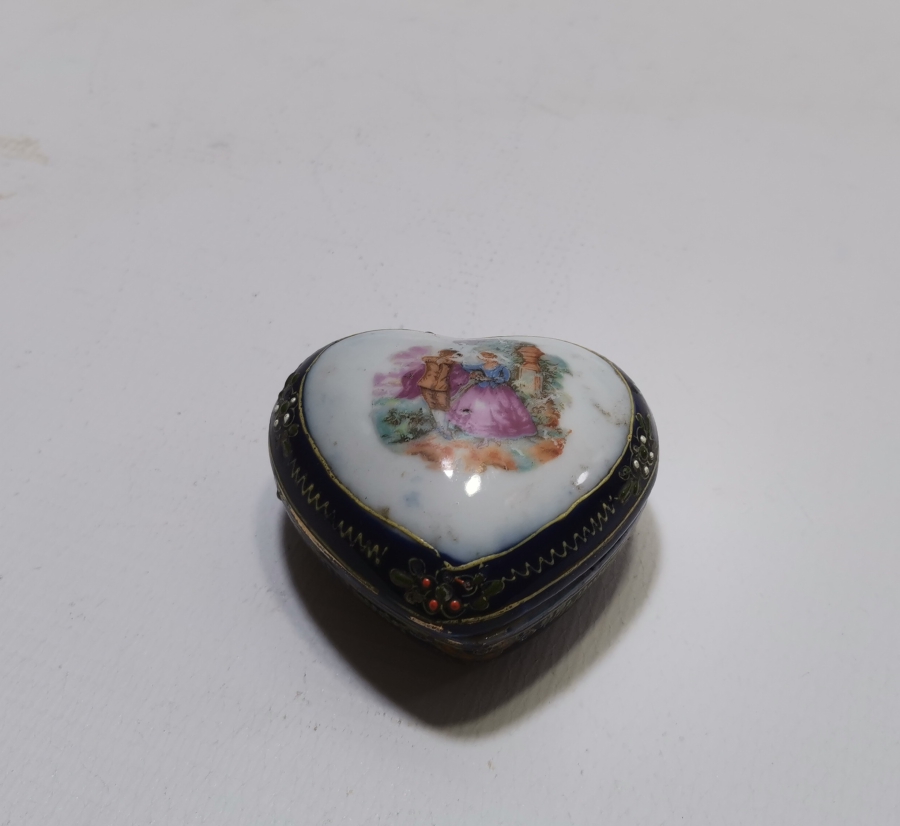 ÜZERİ MİNE İŞÇİLİKLİ NADİR FORMDA ANTİKA İNGİLİZ PORSELEN KAPAKLI MÜCEVHER KUTUSU