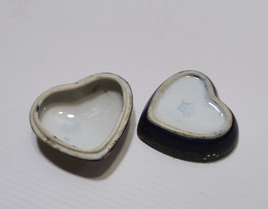 ÜZERİ MİNE İŞÇİLİKLİ NADİR FORMDA ANTİKA İNGİLİZ PORSELEN KAPAKLI MÜCEVHER KUTUSU