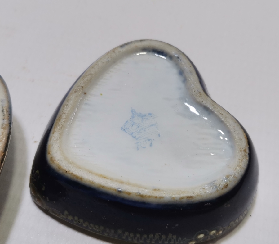 ÜZERİ MİNE İŞÇİLİKLİ NADİR FORMDA ANTİKA İNGİLİZ PORSELEN KAPAKLI MÜCEVHER KUTUSU