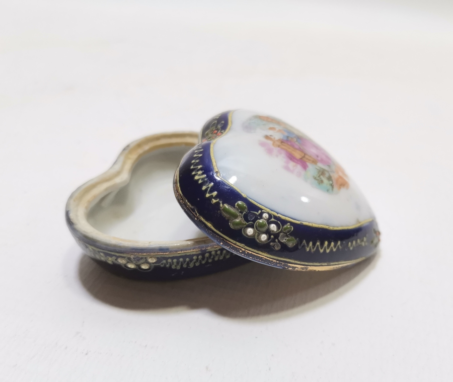 ÜZERİ MİNE İŞÇİLİKLİ NADİR FORMDA ANTİKA İNGİLİZ PORSELEN KAPAKLI MÜCEVHER KUTUSU