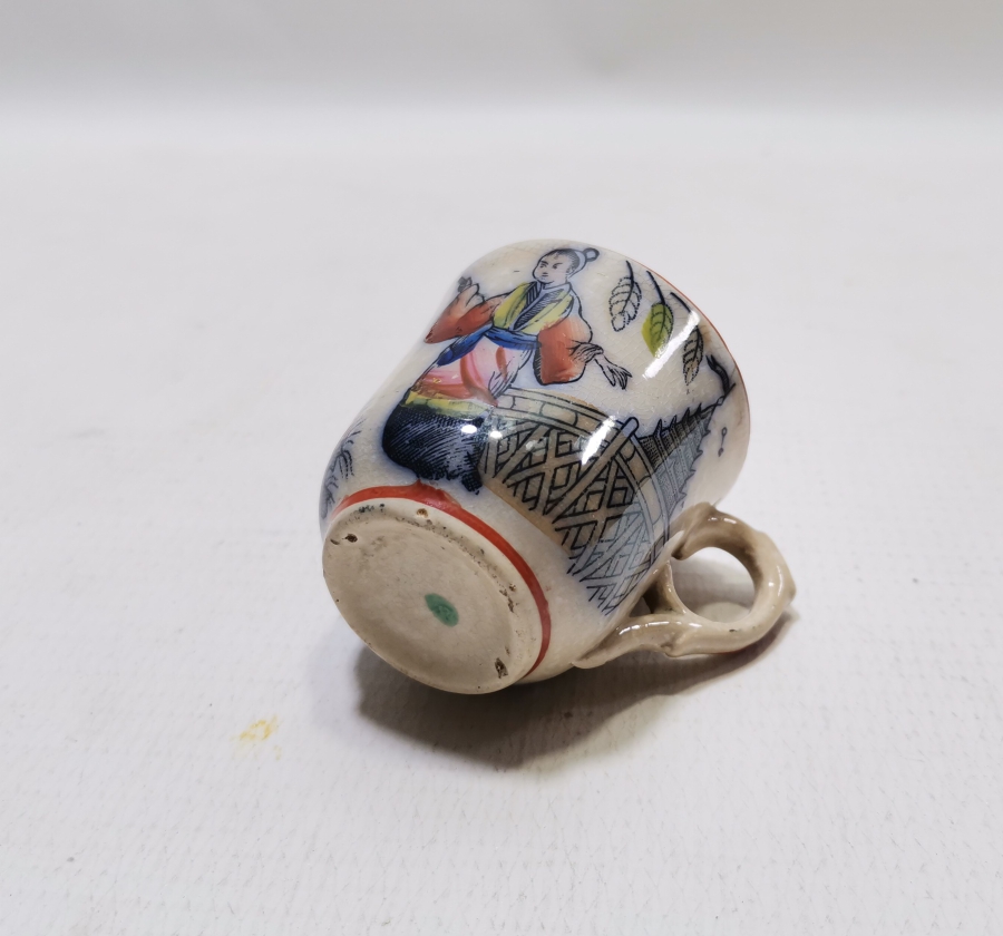 İÇİ VE DIŞI EL BOYAMA İŞÇİLİKLİ NADİR ÇİN KAHVE FİNCANI