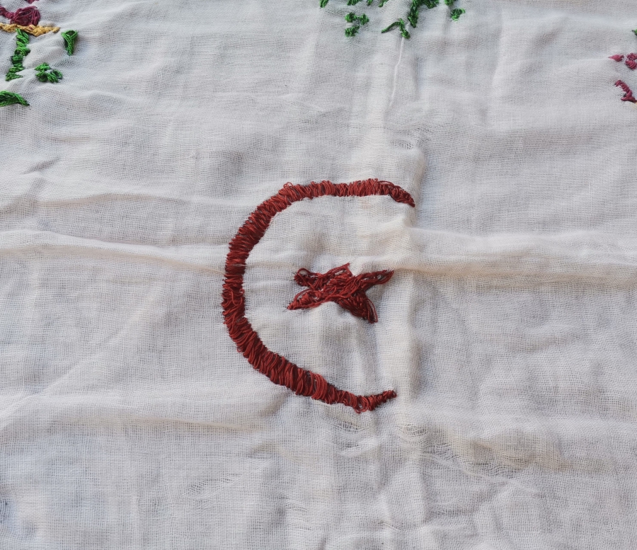 ÜZERİNDE OSMANLICA YAŞASIN CUMHURİYET YAZILI VE AY YILDIZLI EL İŞİ NADİR PANO