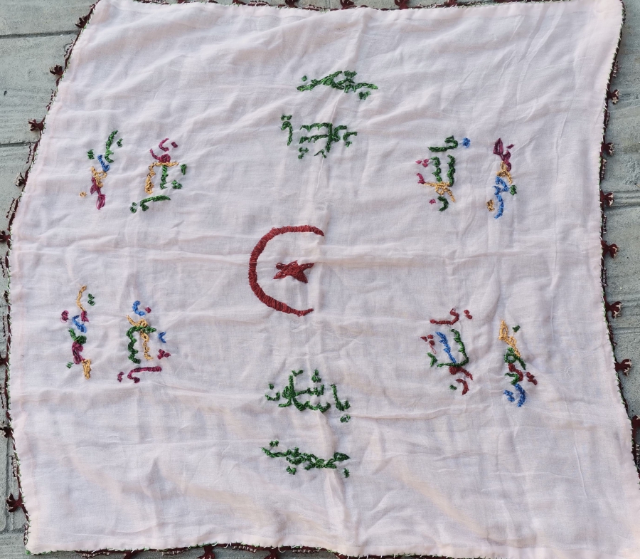 ÜZERİNDE OSMANLICA YAŞASIN CUMHURİYET YAZILI VE AY YILDIZLI EL İŞİ NADİR PANO