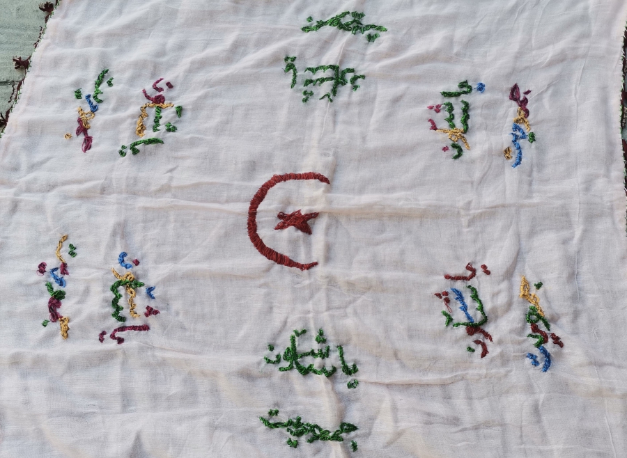 ÜZERİNDE OSMANLICA YAŞASIN CUMHURİYET YAZILI VE AY YILDIZLI EL İŞİ NADİR PANO