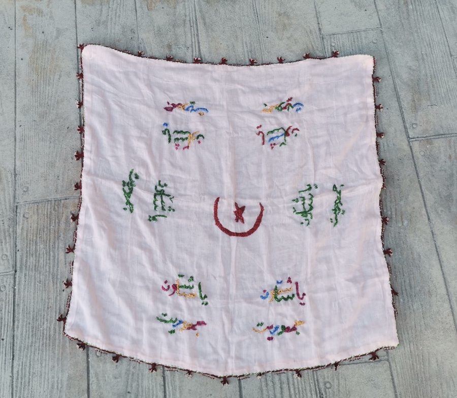 ÜZERİNDE OSMANLICA YAŞASIN CUMHURİYET YAZILI VE AY YILDIZLI EL İŞİ NADİR PANO