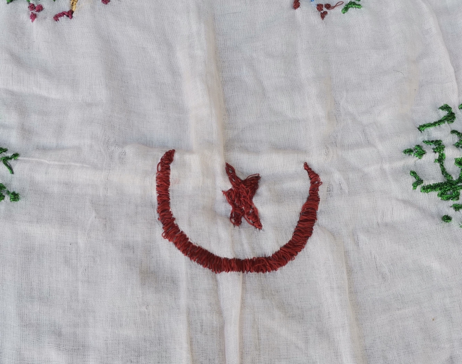 ÜZERİNDE OSMANLICA YAŞASIN CUMHURİYET YAZILI VE AY YILDIZLI EL İŞİ NADİR PANO