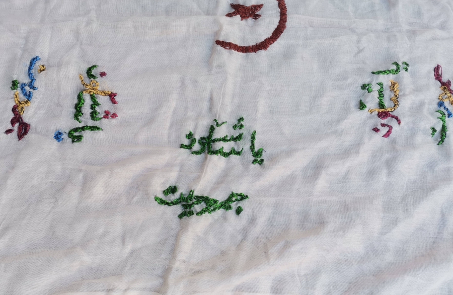 ÜZERİNDE OSMANLICA YAŞASIN CUMHURİYET YAZILI VE AY YILDIZLI EL İŞİ NADİR PANO