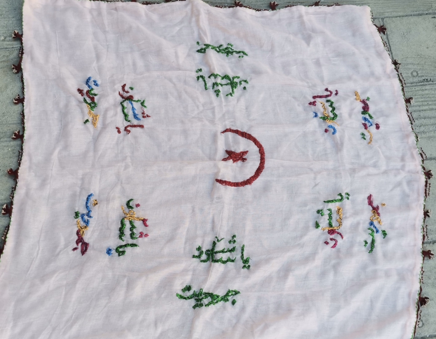 ÜZERİNDE OSMANLICA YAŞASIN CUMHURİYET YAZILI VE AY YILDIZLI EL İŞİ NADİR PANO