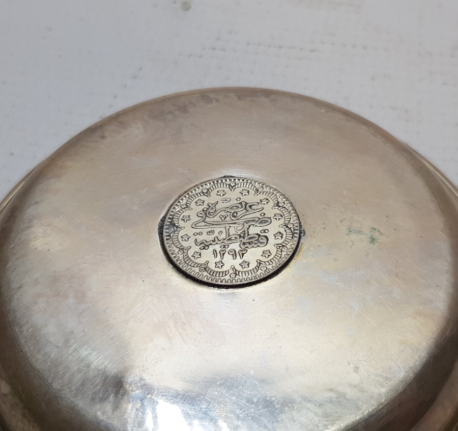 ORTASINDA OSMANLI GÜMÜŞ PARA BULUNAN ANTİKA GÜMÜŞ KINA TASI