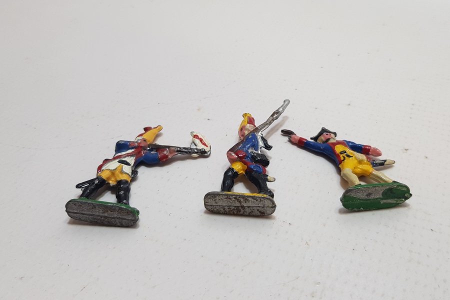 1900 BAŞLARI EL BOYAMA 3 ADET ANTİKA KURŞUN ASKER