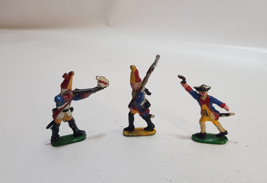 1900 BAŞLARI EL BOYAMA 3 ADET ANTİKA KURŞUN ASKER