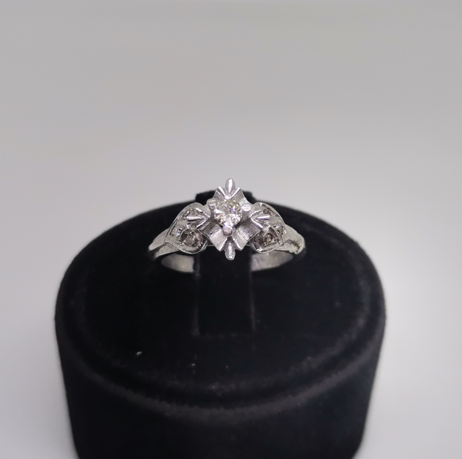 TEK TAŞ MODEL PIRLANTA TAŞLI YÜZÜK