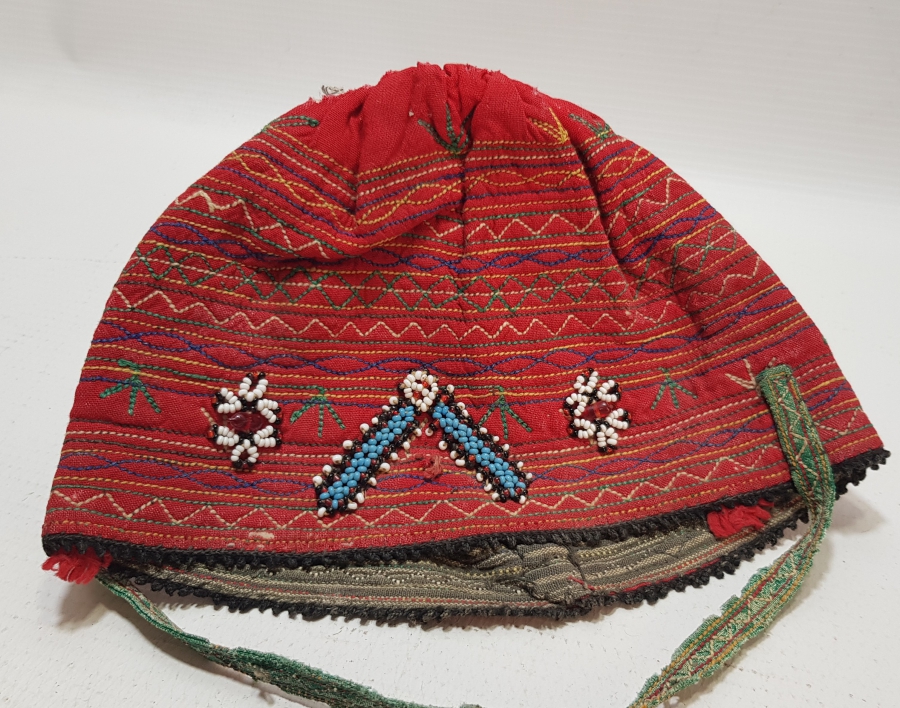 ÜZERİ OPAL BONCUKLARLA İŞLİ OSMANLI DÖNEMİ ŞAMANİK BEBEK TAKKESİ