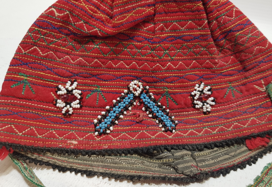 ÜZERİ OPAL BONCUKLARLA İŞLİ OSMANLI DÖNEMİ ŞAMANİK BEBEK TAKKESİ