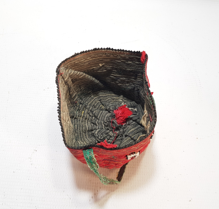 ÜZERİ OPAL BONCUKLARLA İŞLİ OSMANLI DÖNEMİ ŞAMANİK BEBEK TAKKESİ