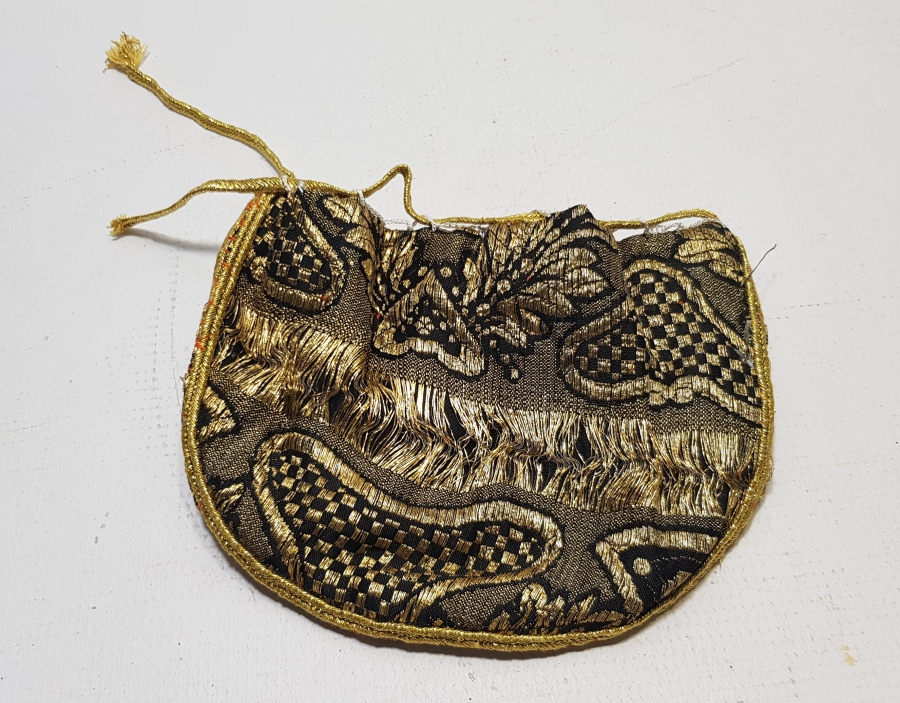 OSMANLI DÖNEMİ İPEK VE SIRMA İŞÇİLİKLİ KUMAŞTAN YAPILMIŞ BÜYÜK BOY KESE