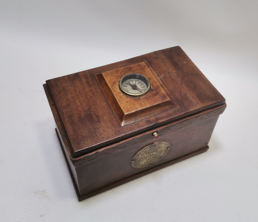 ÜZERİ OSMANLICA YAZILI VE KIBLENÜMALI ÇOK NADİR TEYYARE CEMİYETİ AÇILIŞ HATIRASI SANDIK - KUTU