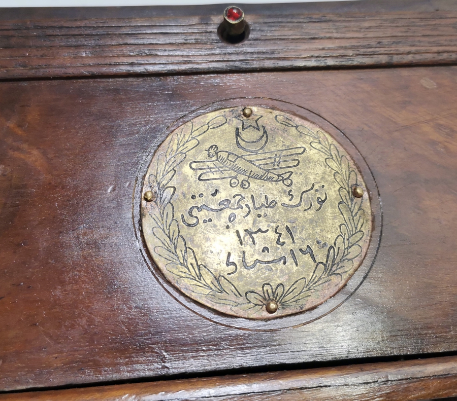 ÜZERİ OSMANLICA YAZILI VE KIBLENÜMALI ÇOK NADİR TEYYARE CEMİYETİ AÇILIŞ HATIRASI SANDIK - KUTU