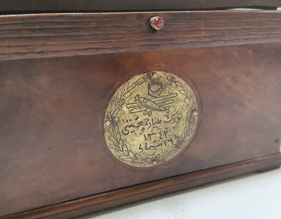 ÜZERİ OSMANLICA YAZILI VE KIBLENÜMALI ÇOK NADİR TEYYARE CEMİYETİ AÇILIŞ HATIRASI SANDIK - KUTU