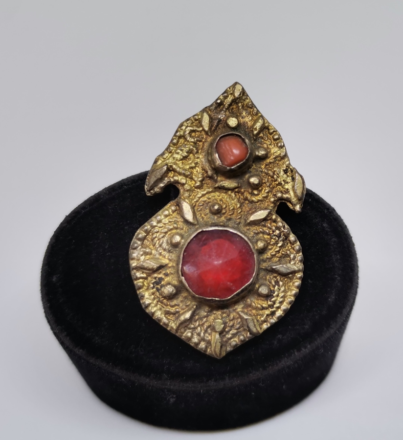 GÜMÜŞ ÜZERİ TOMBAK İŞÇİLİKLİ VE MERCAN TAŞLI OSMANLI DÖNEMİ ALINLIK PARÇASI