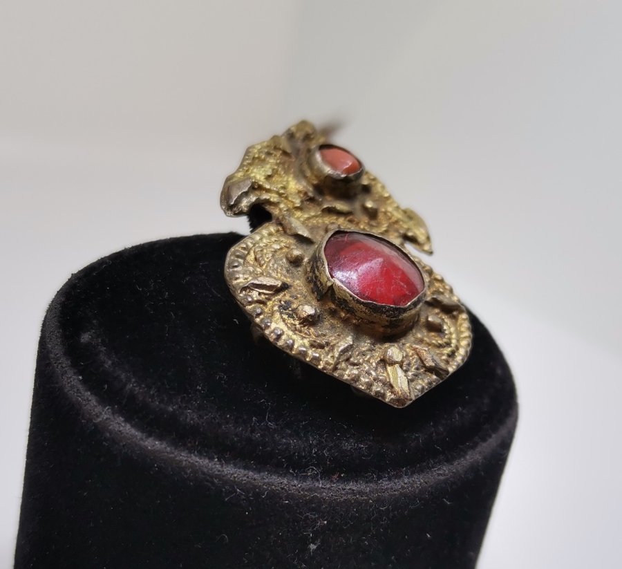 GÜMÜŞ ÜZERİ TOMBAK İŞÇİLİKLİ VE MERCAN TAŞLI OSMANLI DÖNEMİ ALINLIK PARÇASI