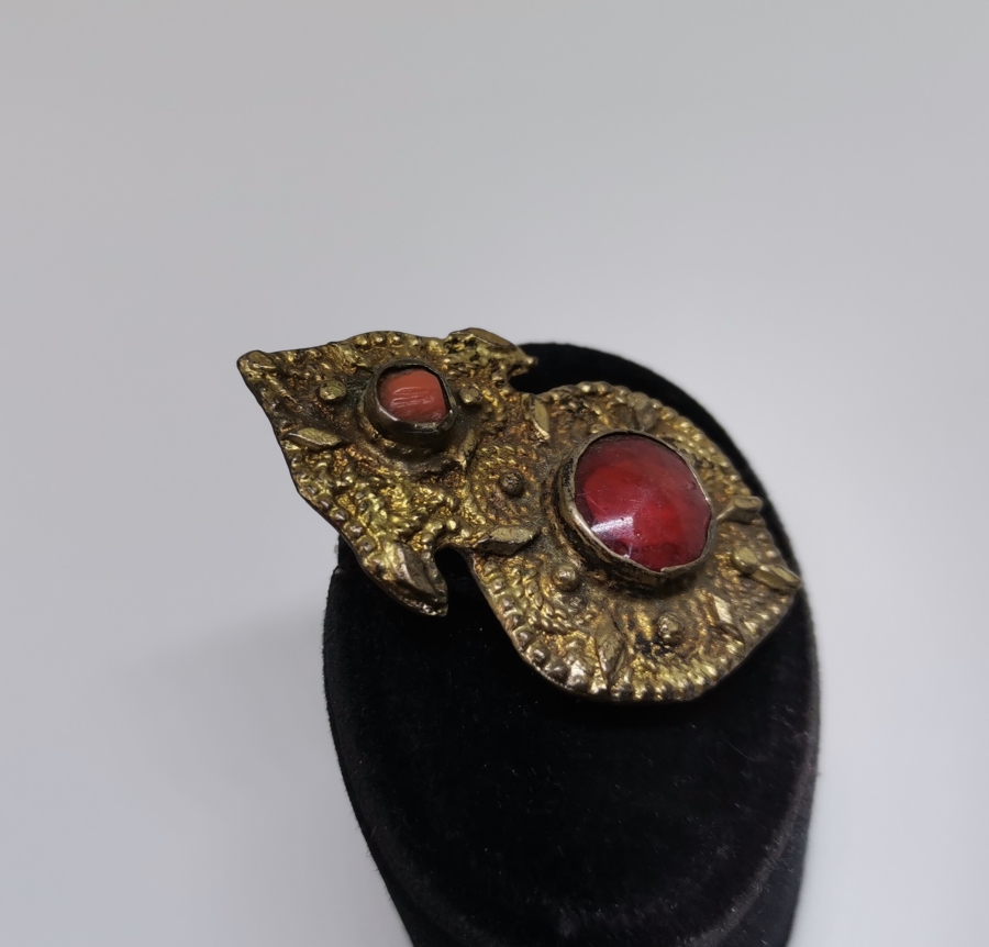 GÜMÜŞ ÜZERİ TOMBAK İŞÇİLİKLİ VE MERCAN TAŞLI OSMANLI DÖNEMİ ALINLIK PARÇASI